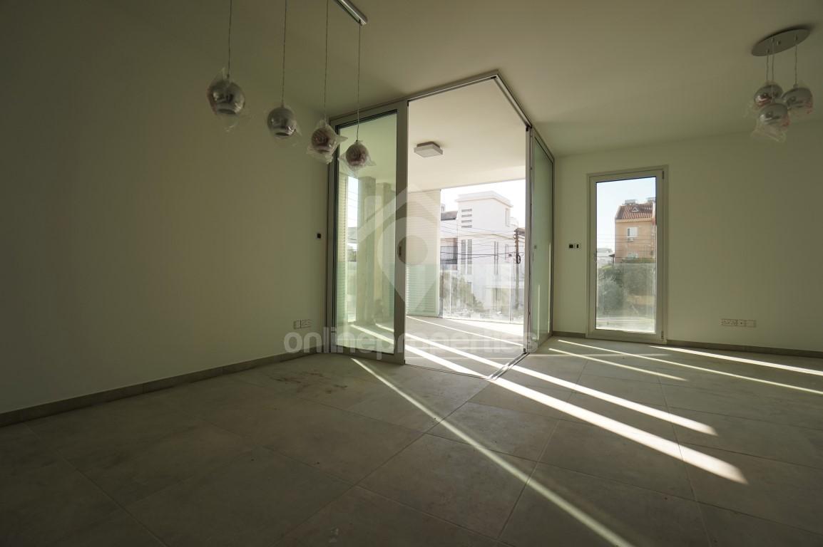 To change image, hover mouse over thumbnails below