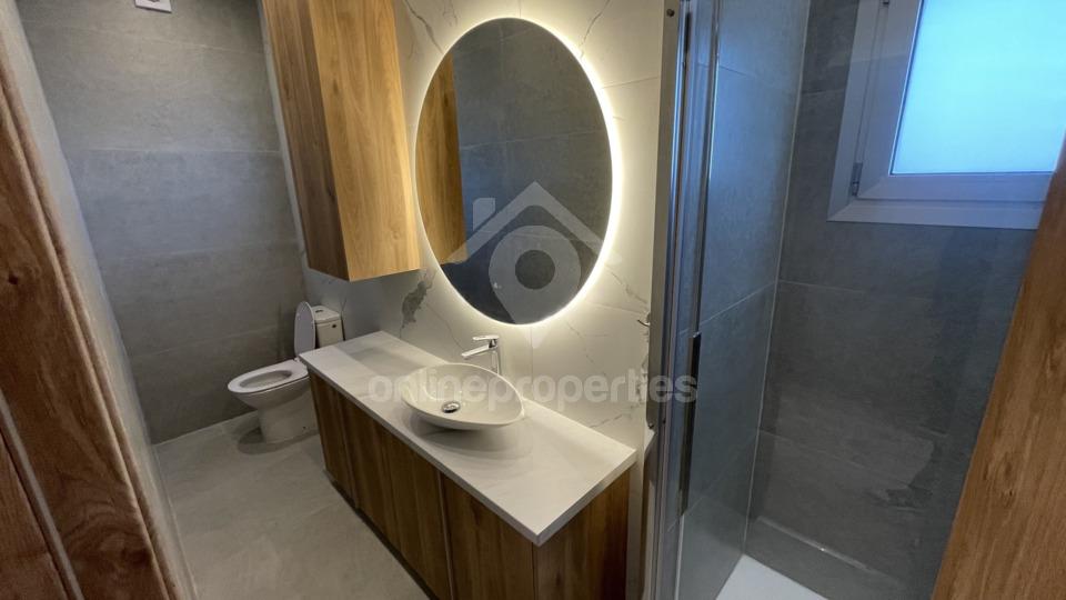 To change image, hover mouse over thumbnails below