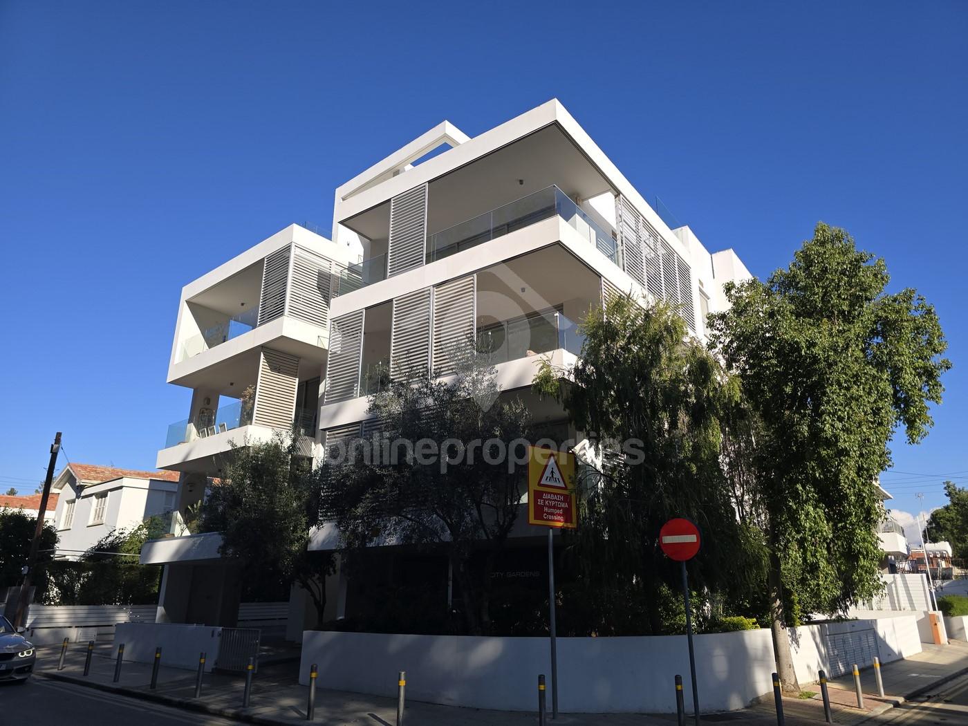 Lovely 3 Bed Penthouse Flat opposite Junior School