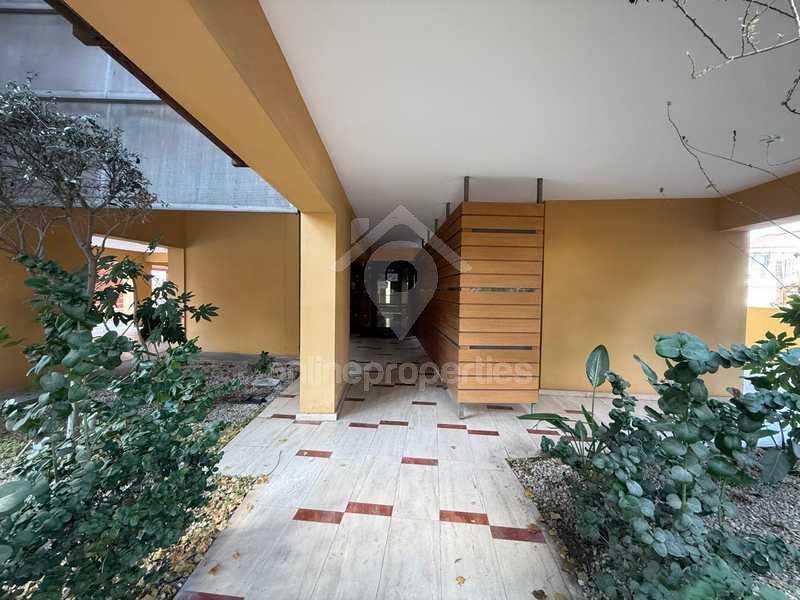 To change image, hover mouse over thumbnails below