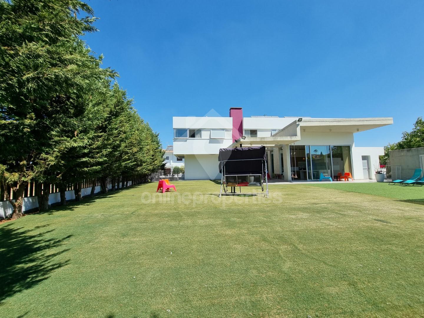 To change image, hover mouse over thumbnails below