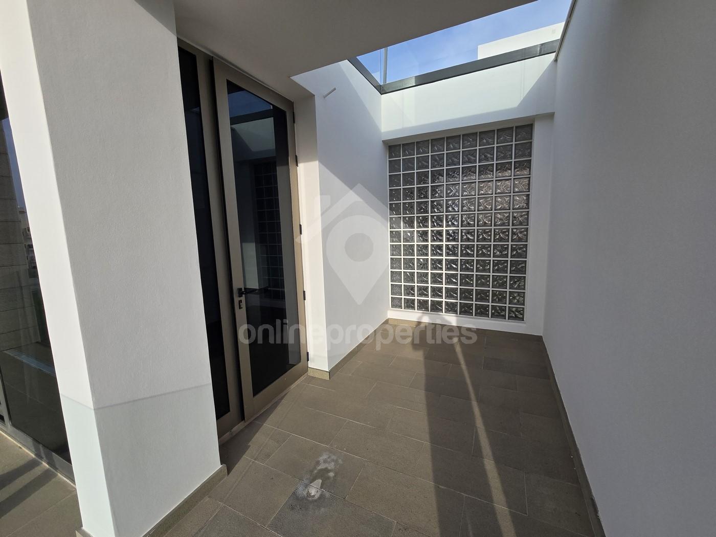 To change image, hover mouse over thumbnails below