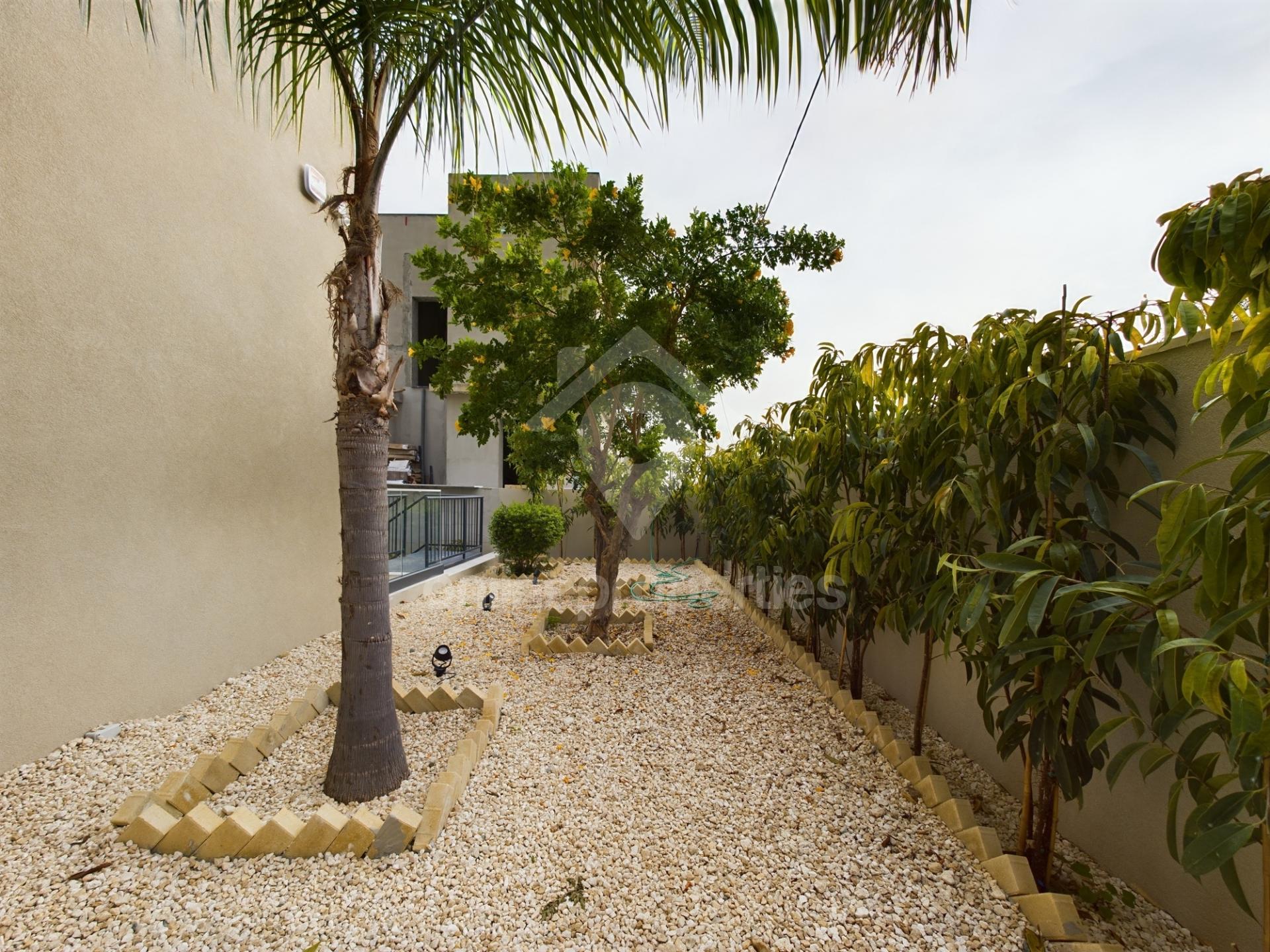 To change image, hover mouse over thumbnails below