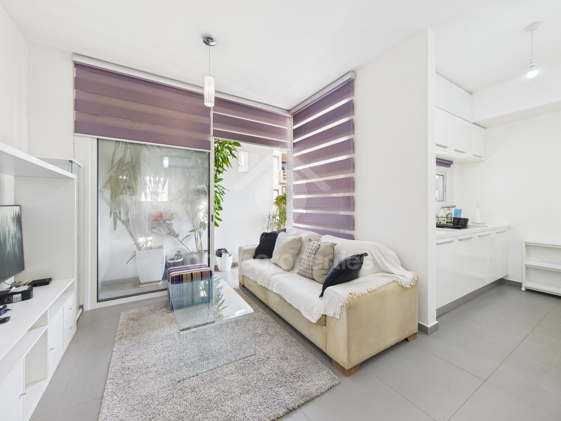 To change image, hover mouse over thumbnails below