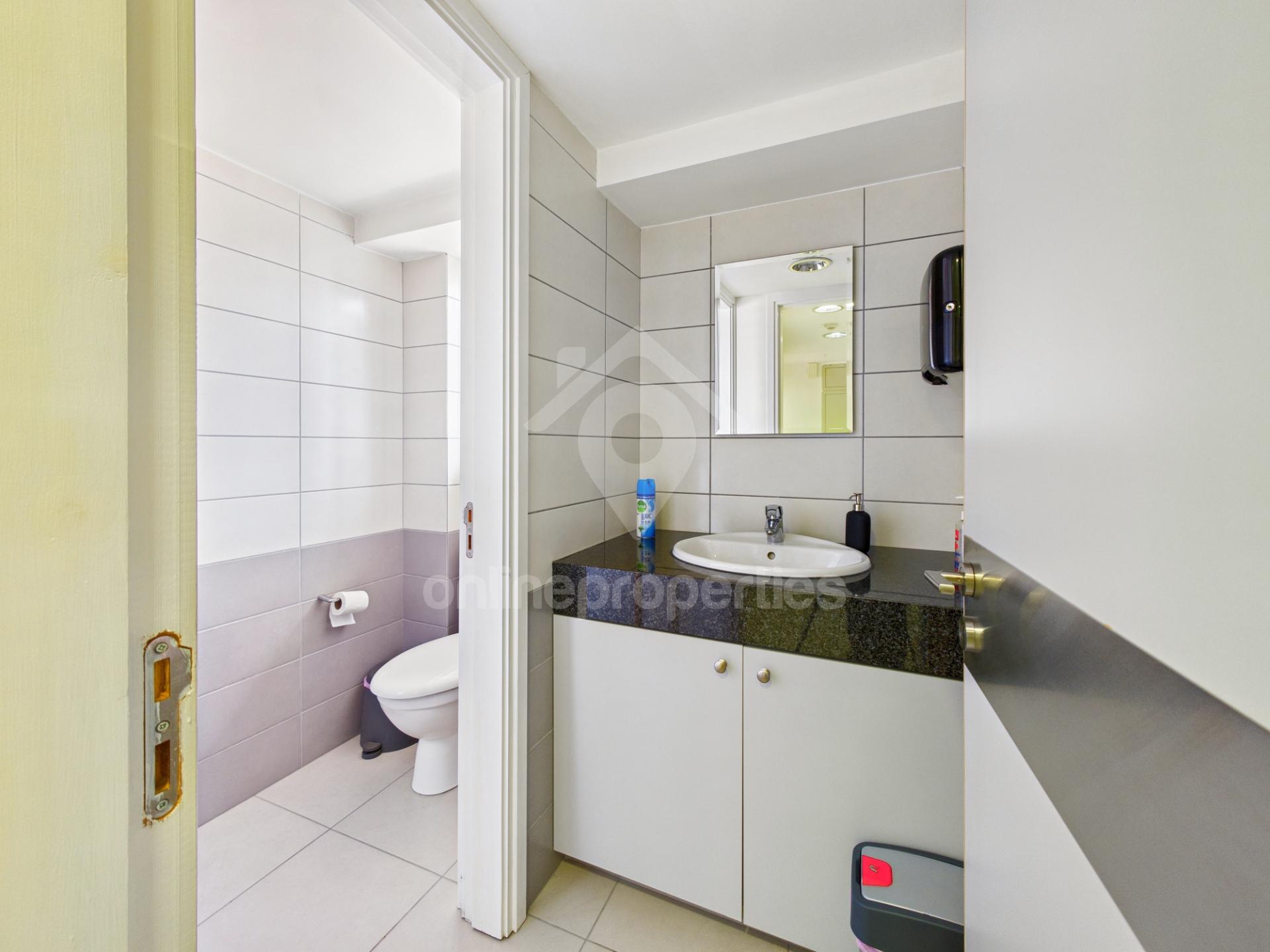 To change image, hover mouse over thumbnails below