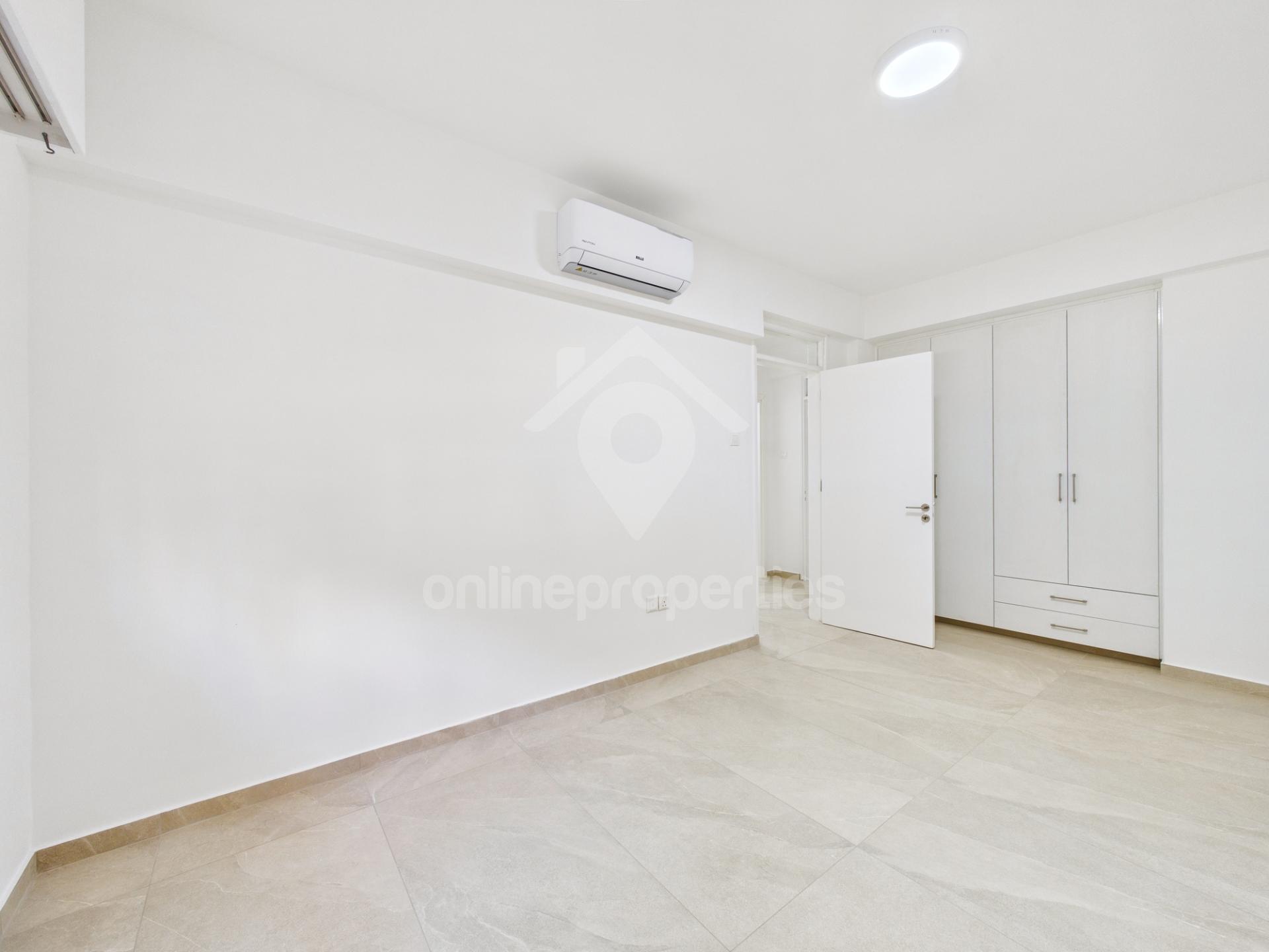 To change image, hover mouse over thumbnails below