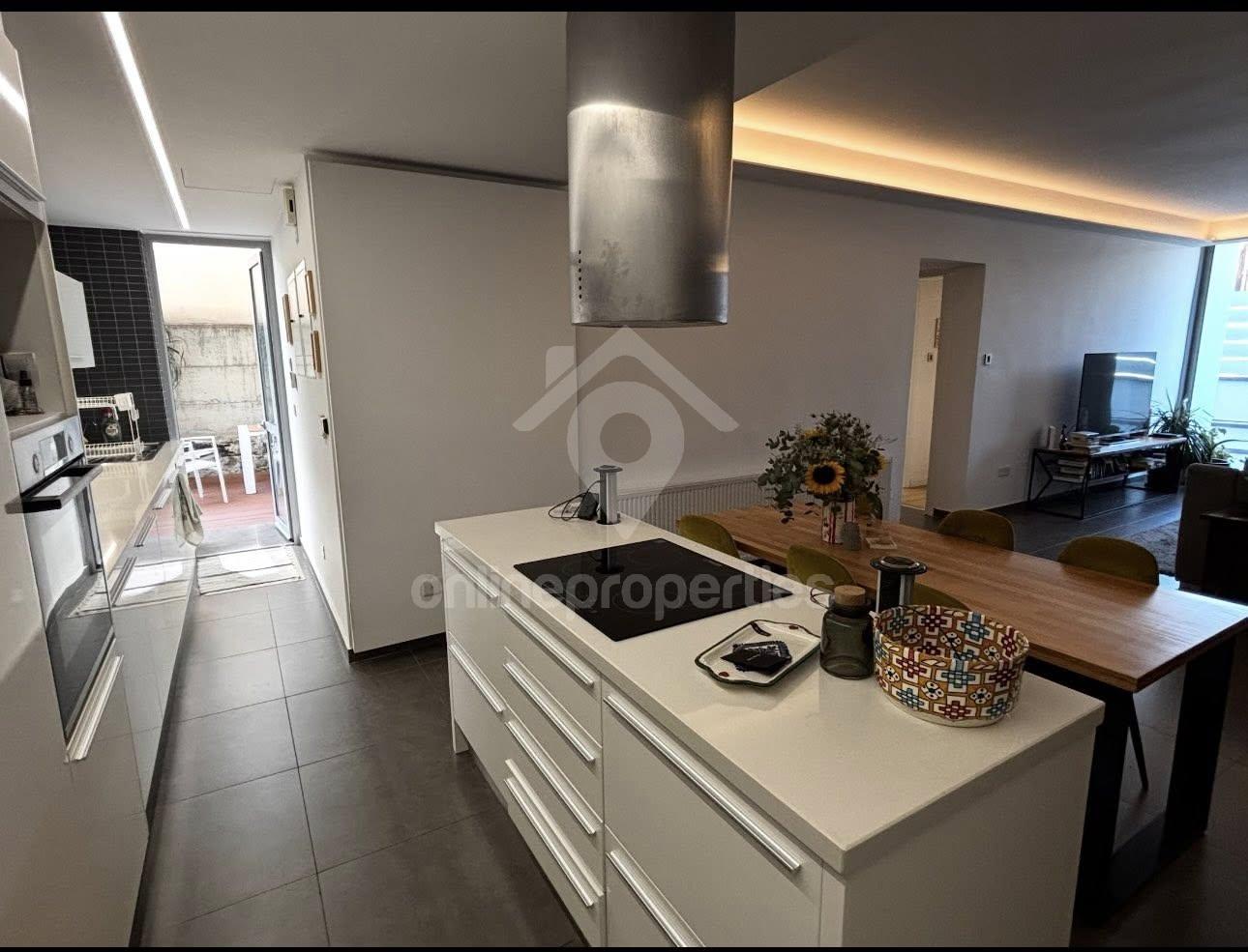 To change image, hover mouse over thumbnails below