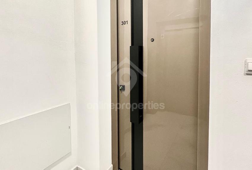 To change image, hover mouse over thumbnails below