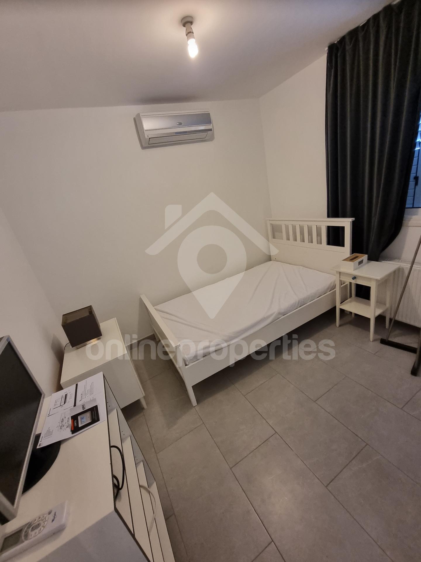 To change image, hover mouse over thumbnails below