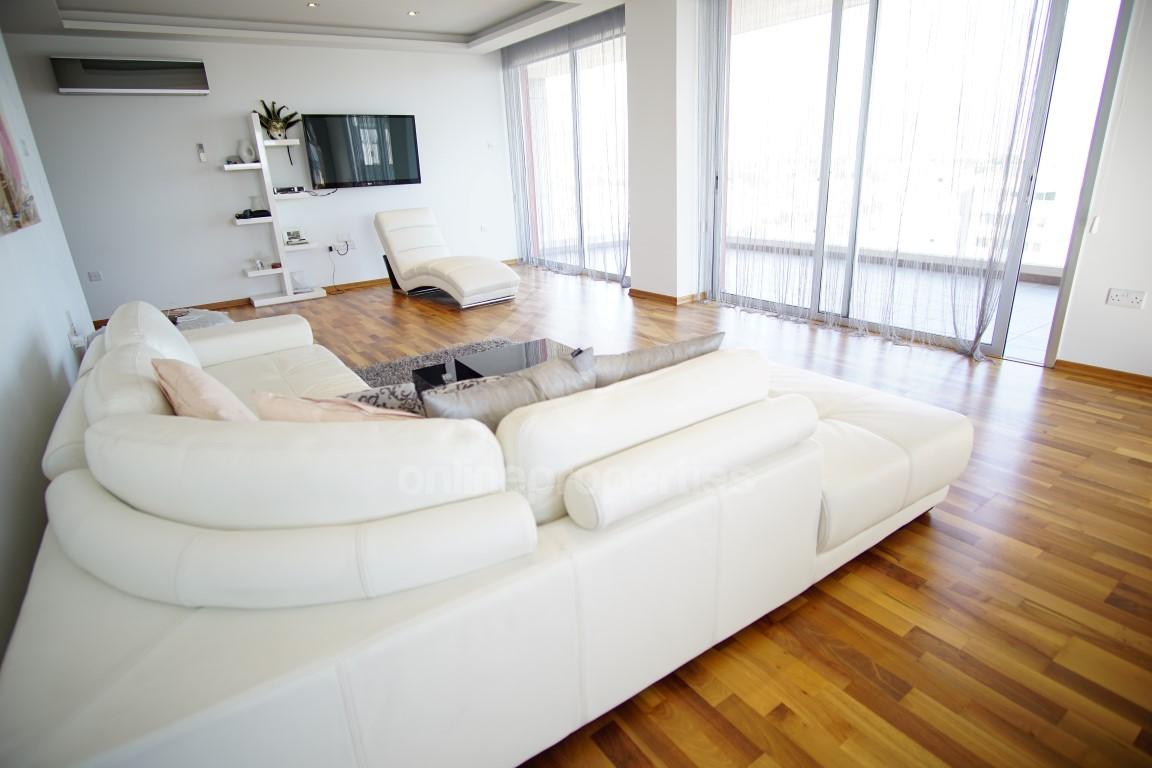 To change image, hover mouse over thumbnails below