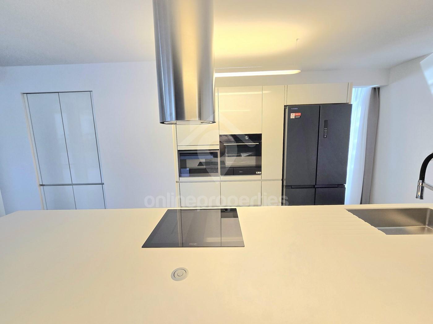 To change image, hover mouse over thumbnails below