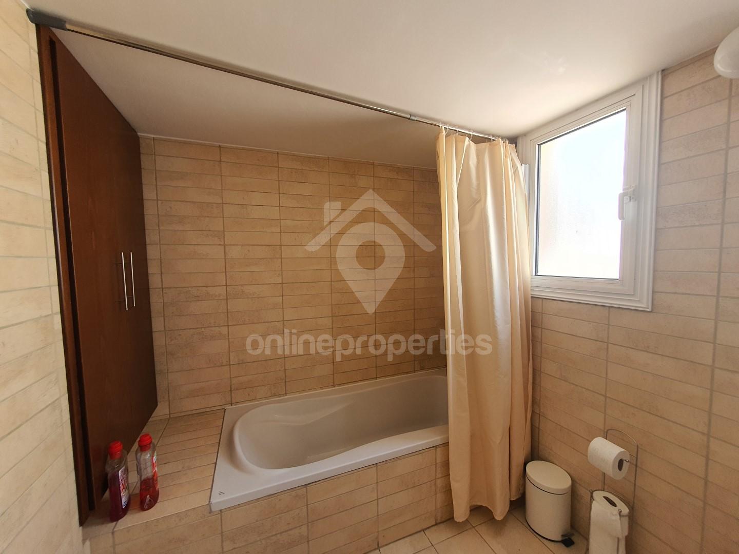 To change image, hover mouse over thumbnails below