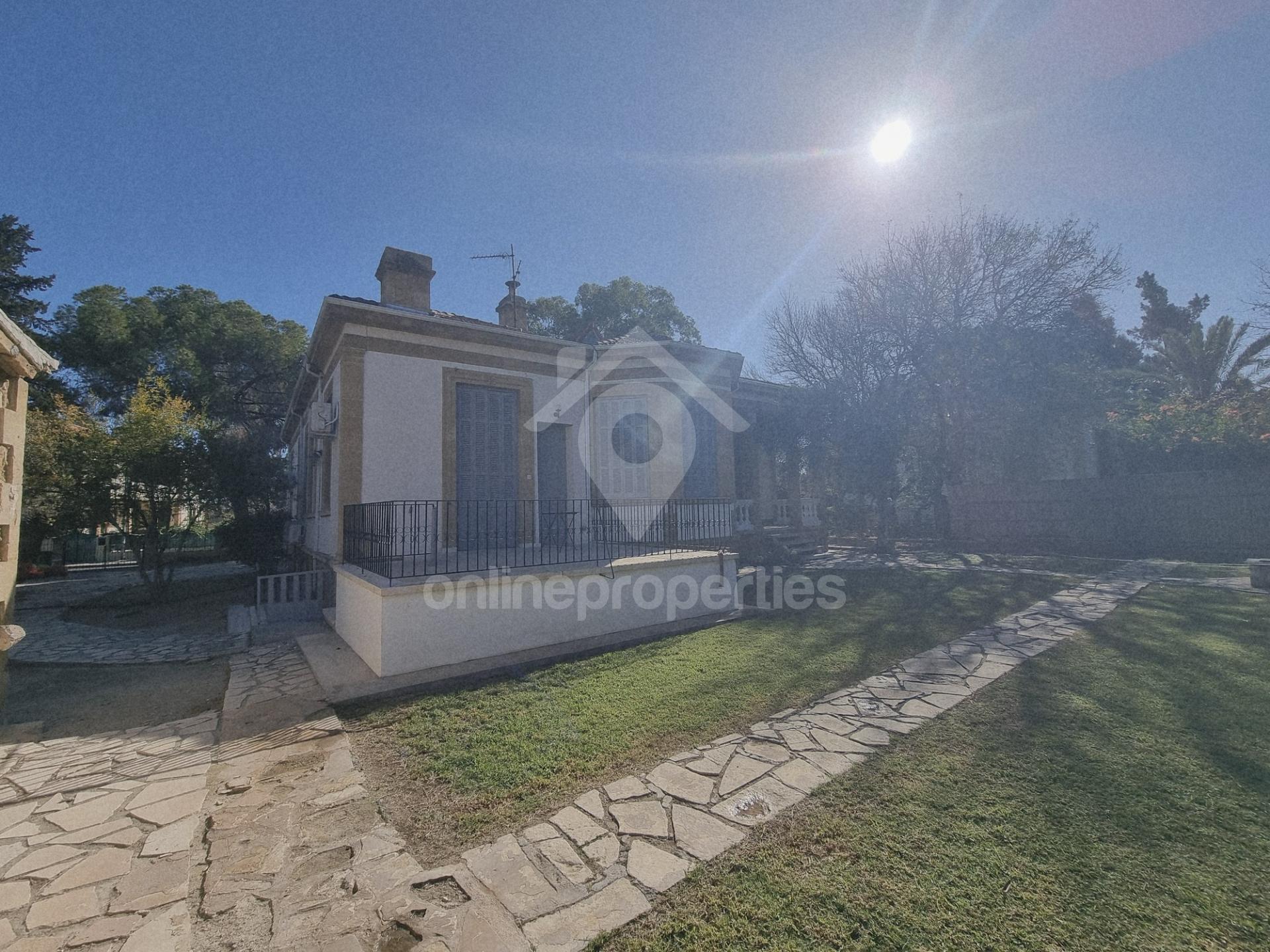 To change image, hover mouse over thumbnails below