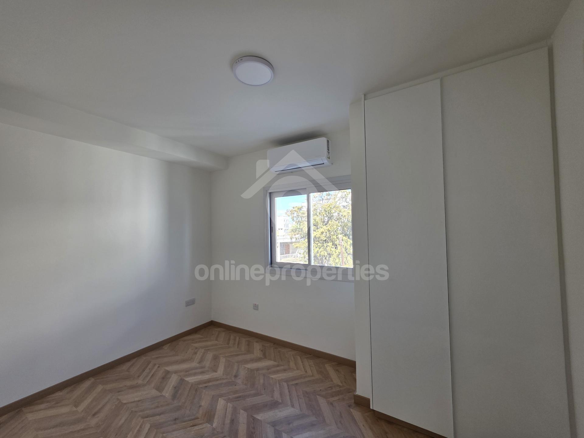 To change image, hover mouse over thumbnails below