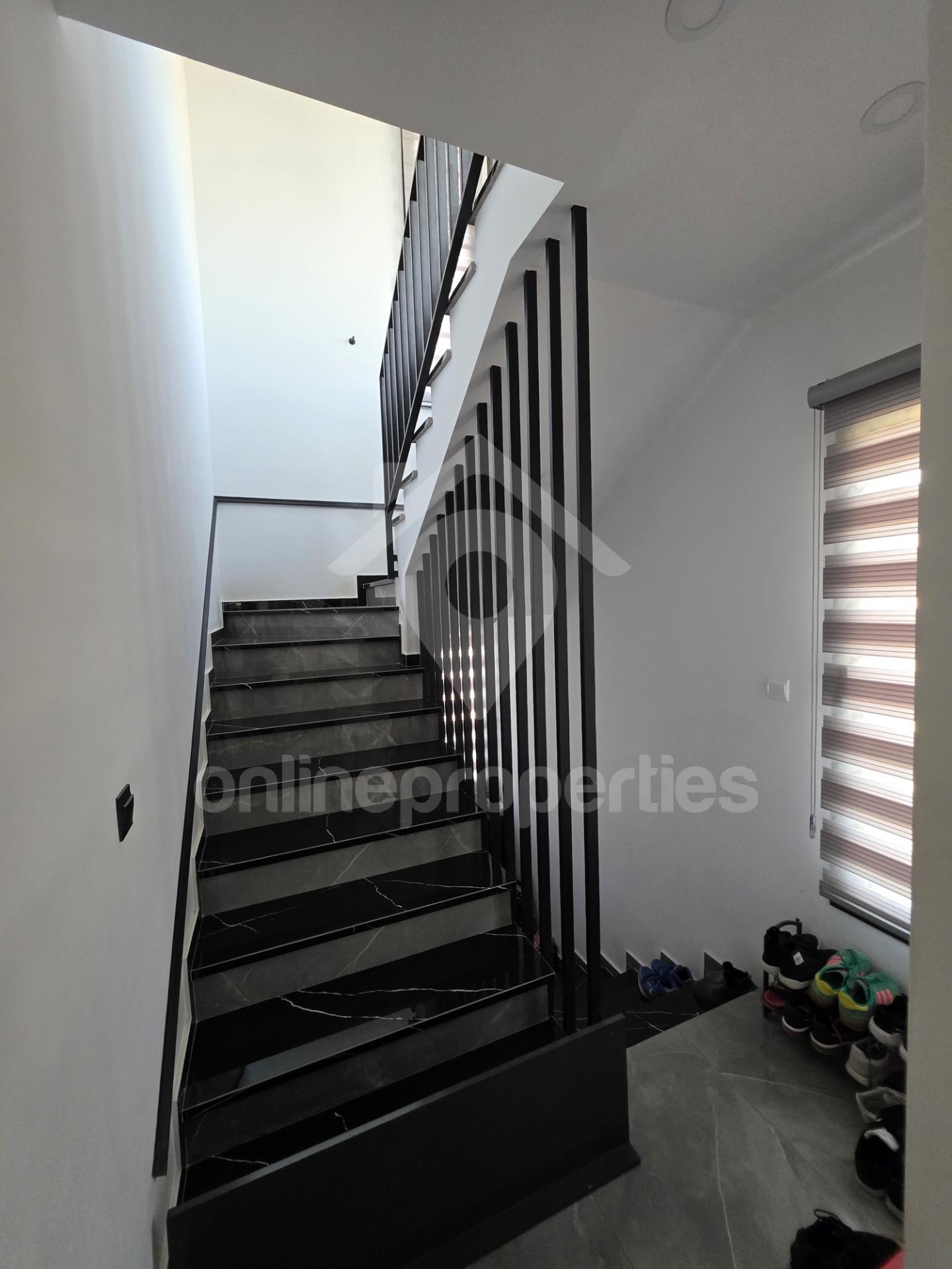 To change image, hover mouse over thumbnails below