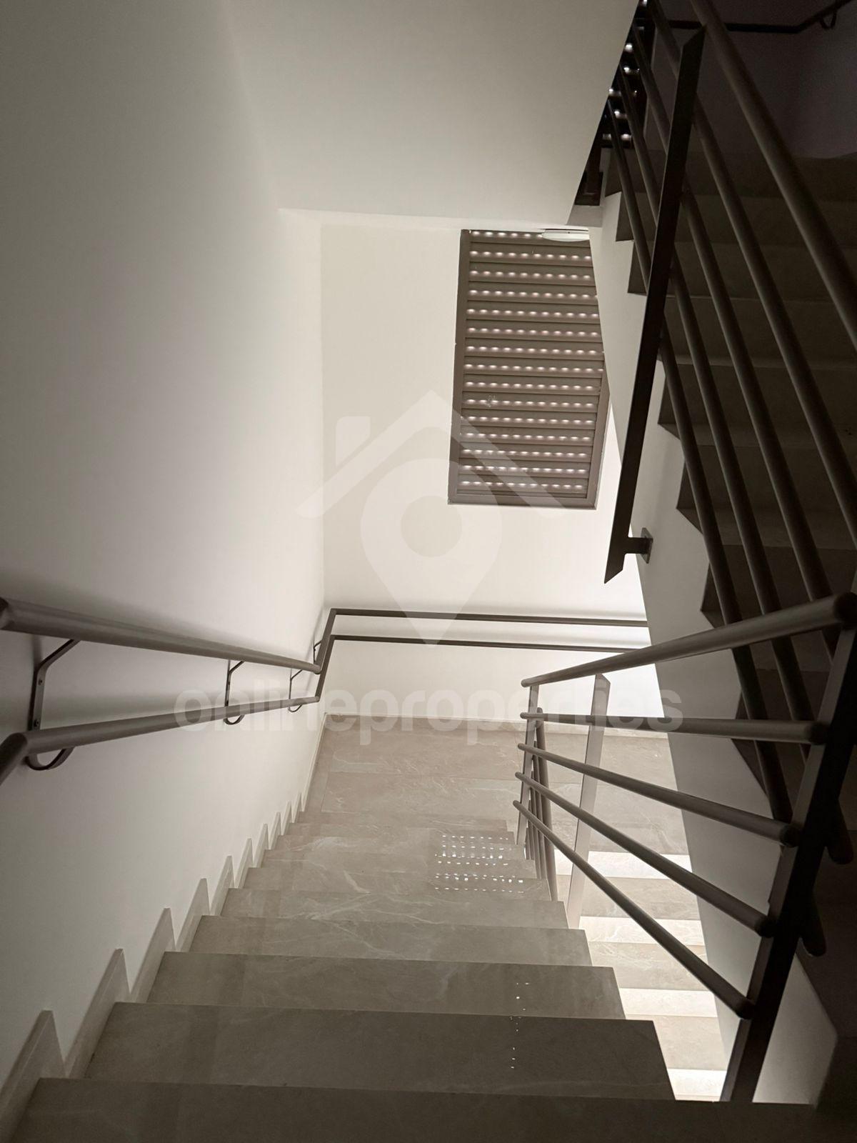 To change image, hover mouse over thumbnails below