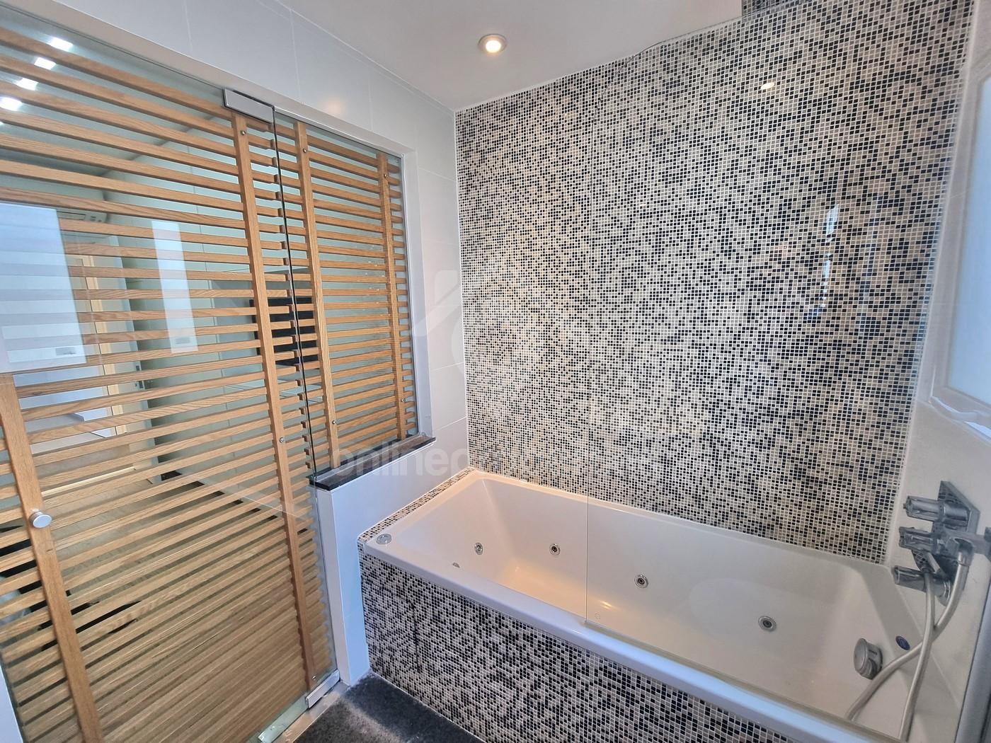 To change image, hover mouse over thumbnails below