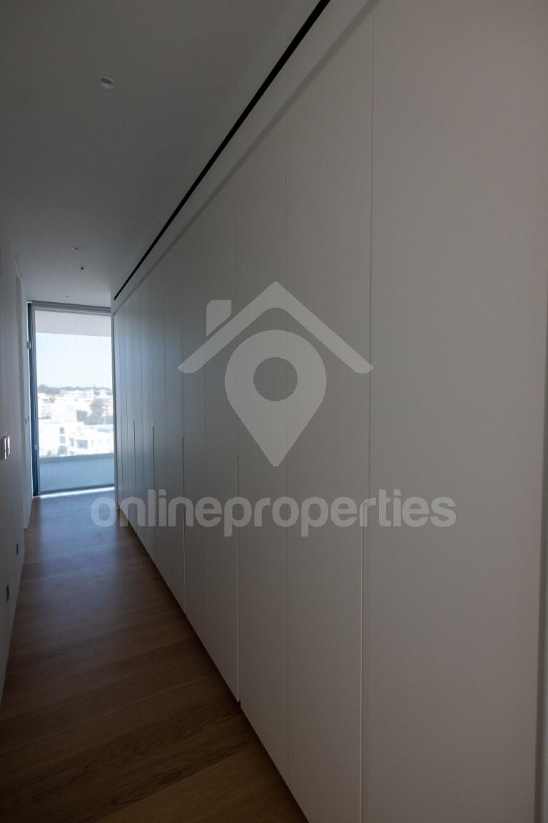 To change image, hover mouse over thumbnails below