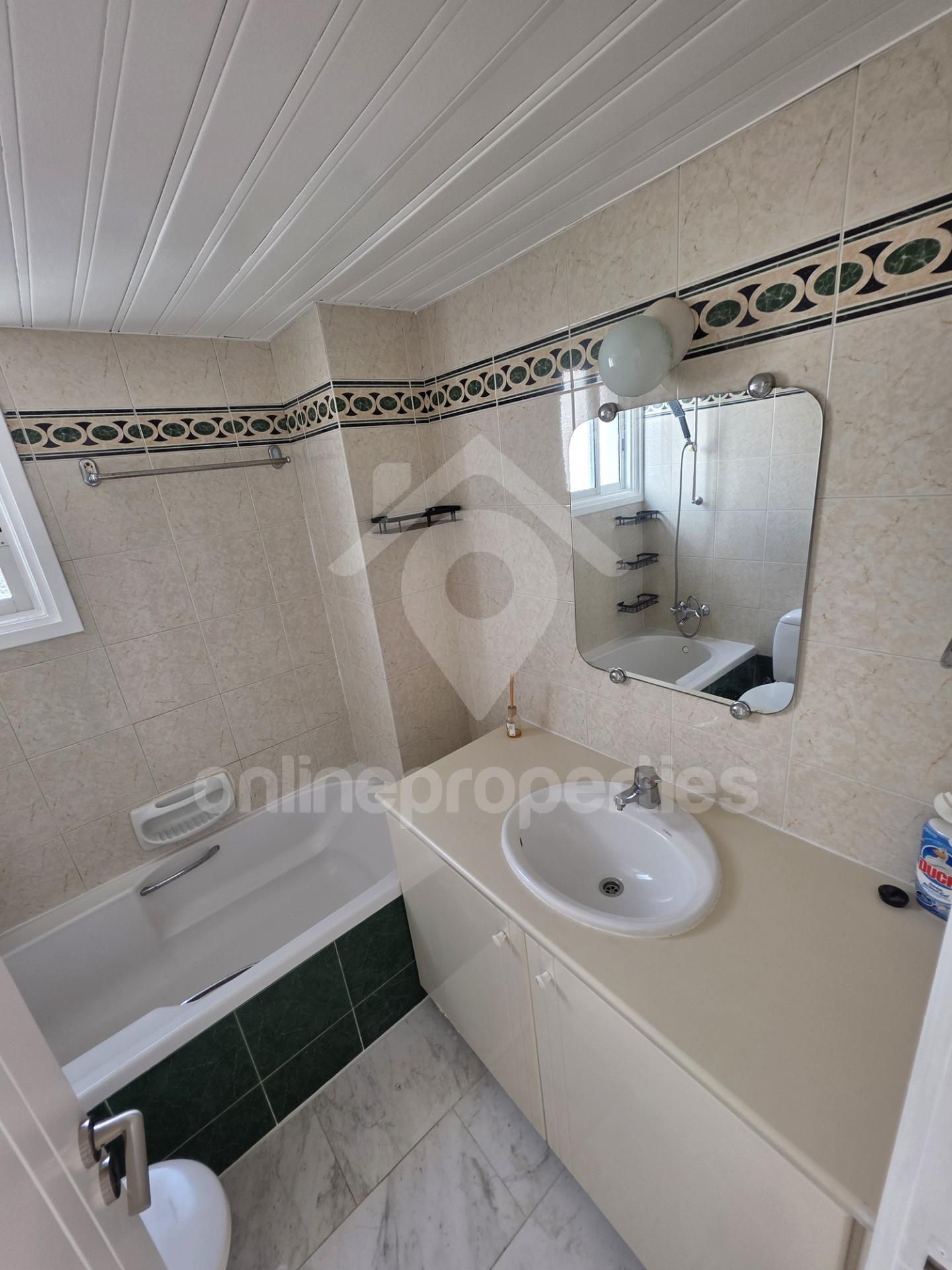 To change image, hover mouse over thumbnails below