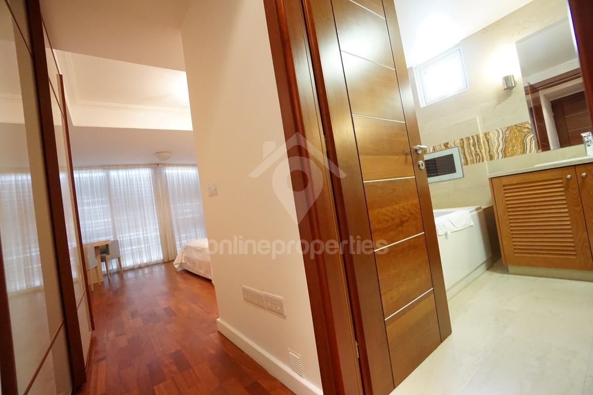 To change image, hover mouse over thumbnails below