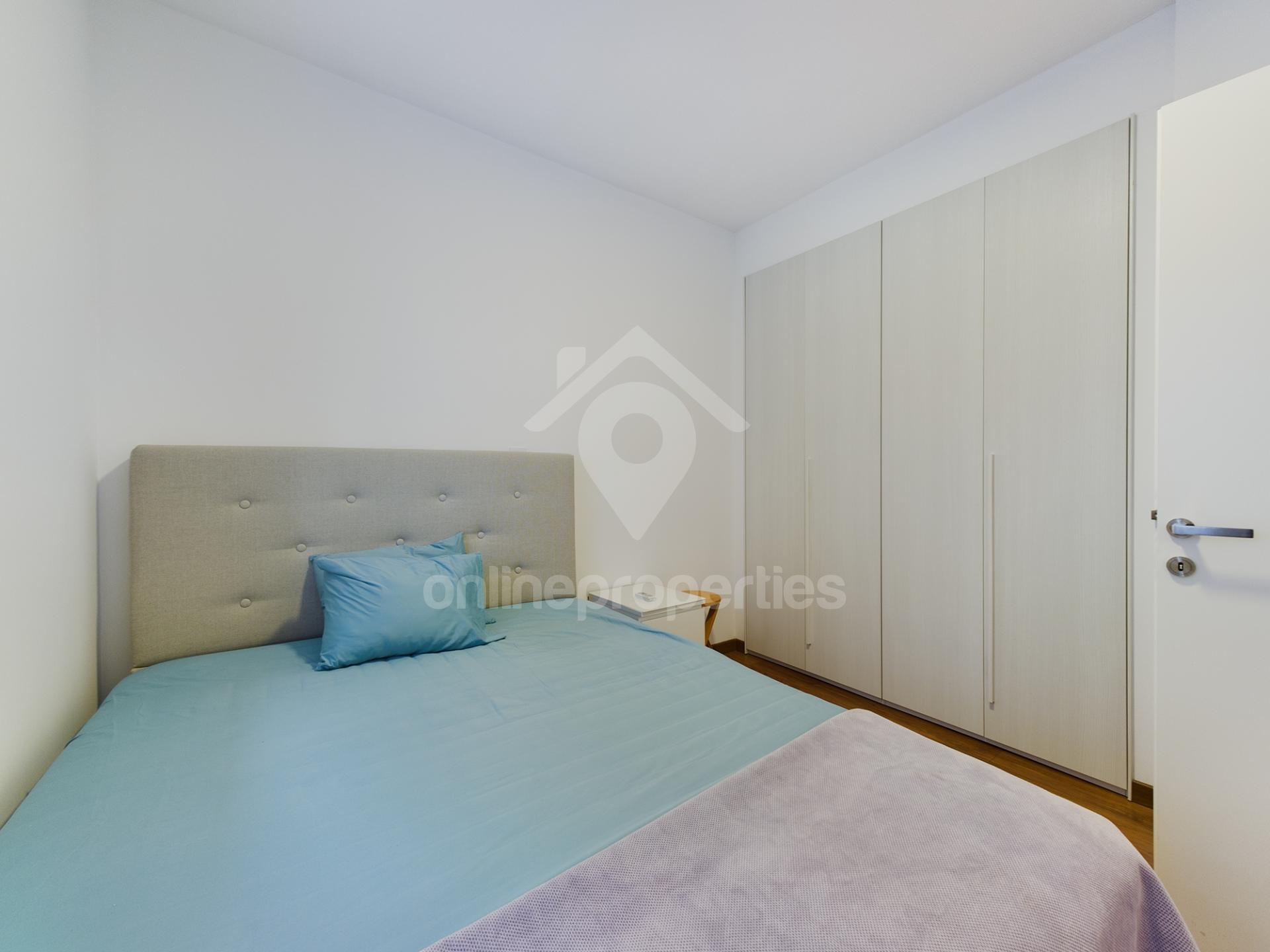 To change image, hover mouse over thumbnails below