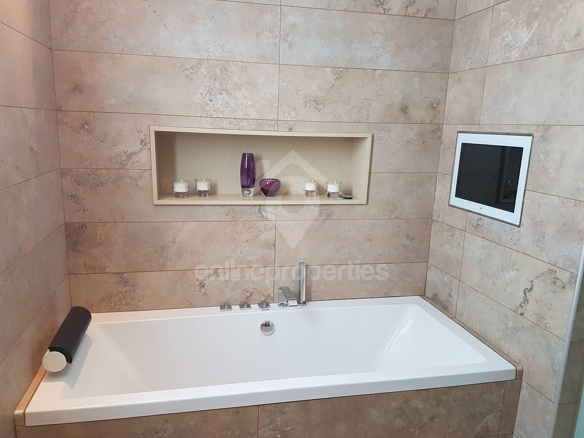 To change image, hover mouse over thumbnails below