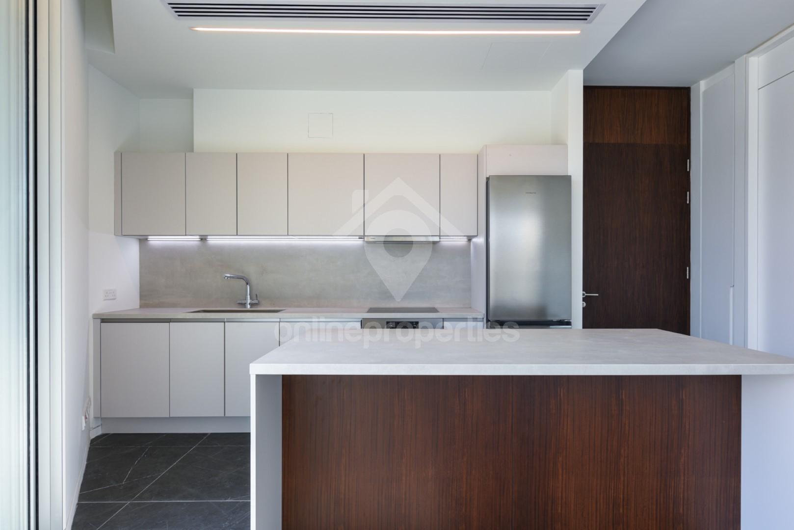 To change image, hover mouse over thumbnails below