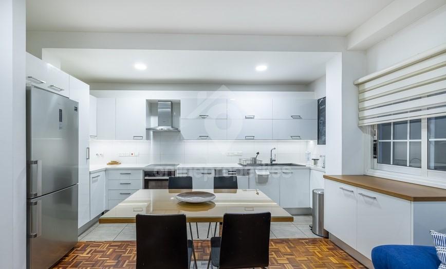 To change image, hover mouse over thumbnails below