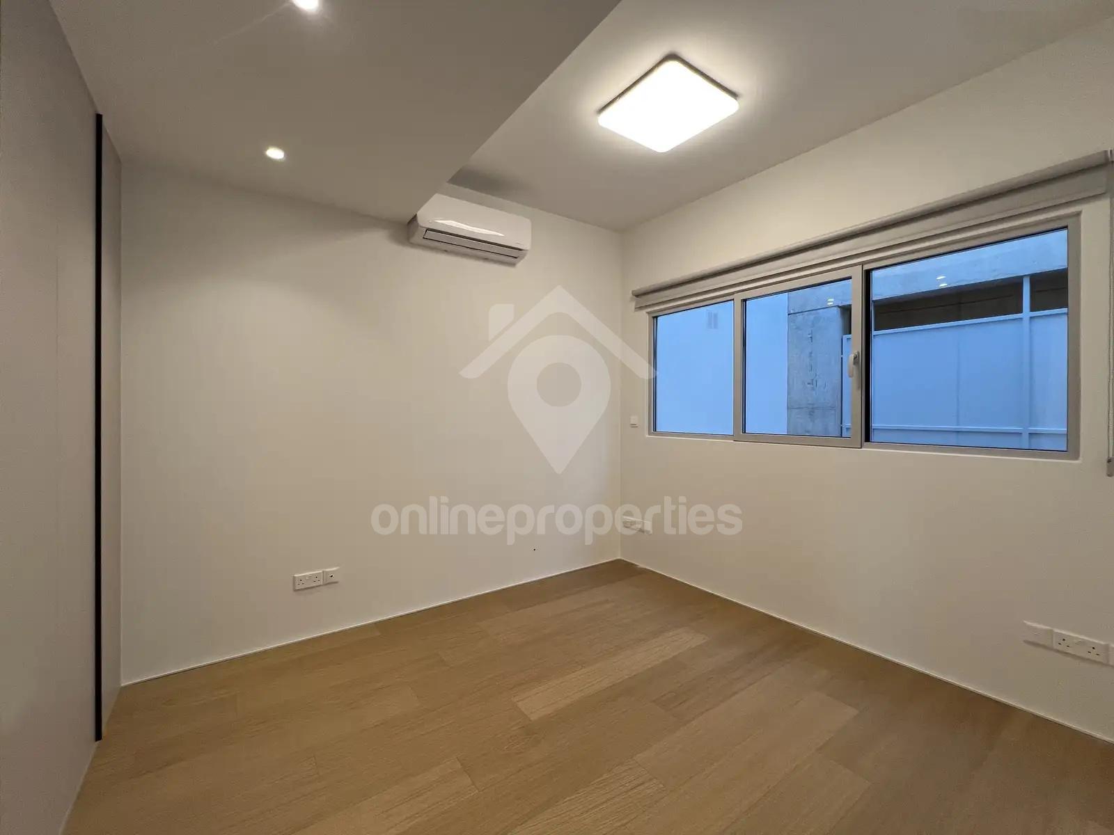 To change image, hover mouse over thumbnails below