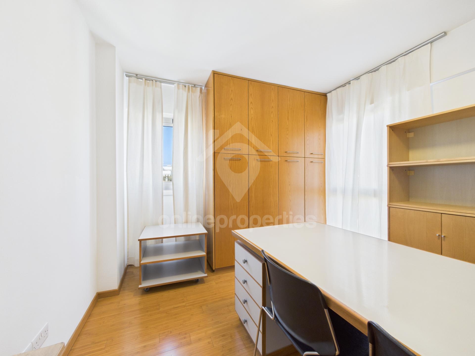 To change image, hover mouse over thumbnails below