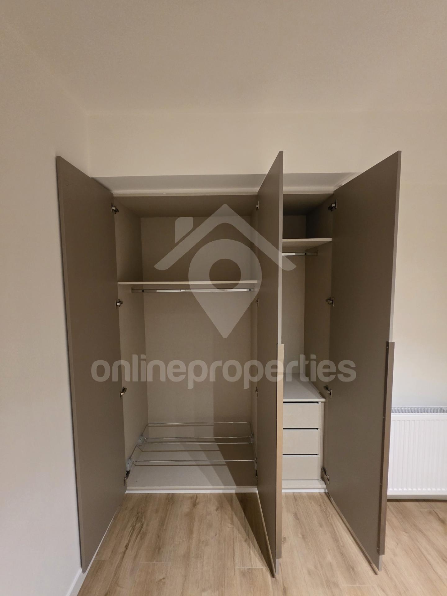 To change image, hover mouse over thumbnails below