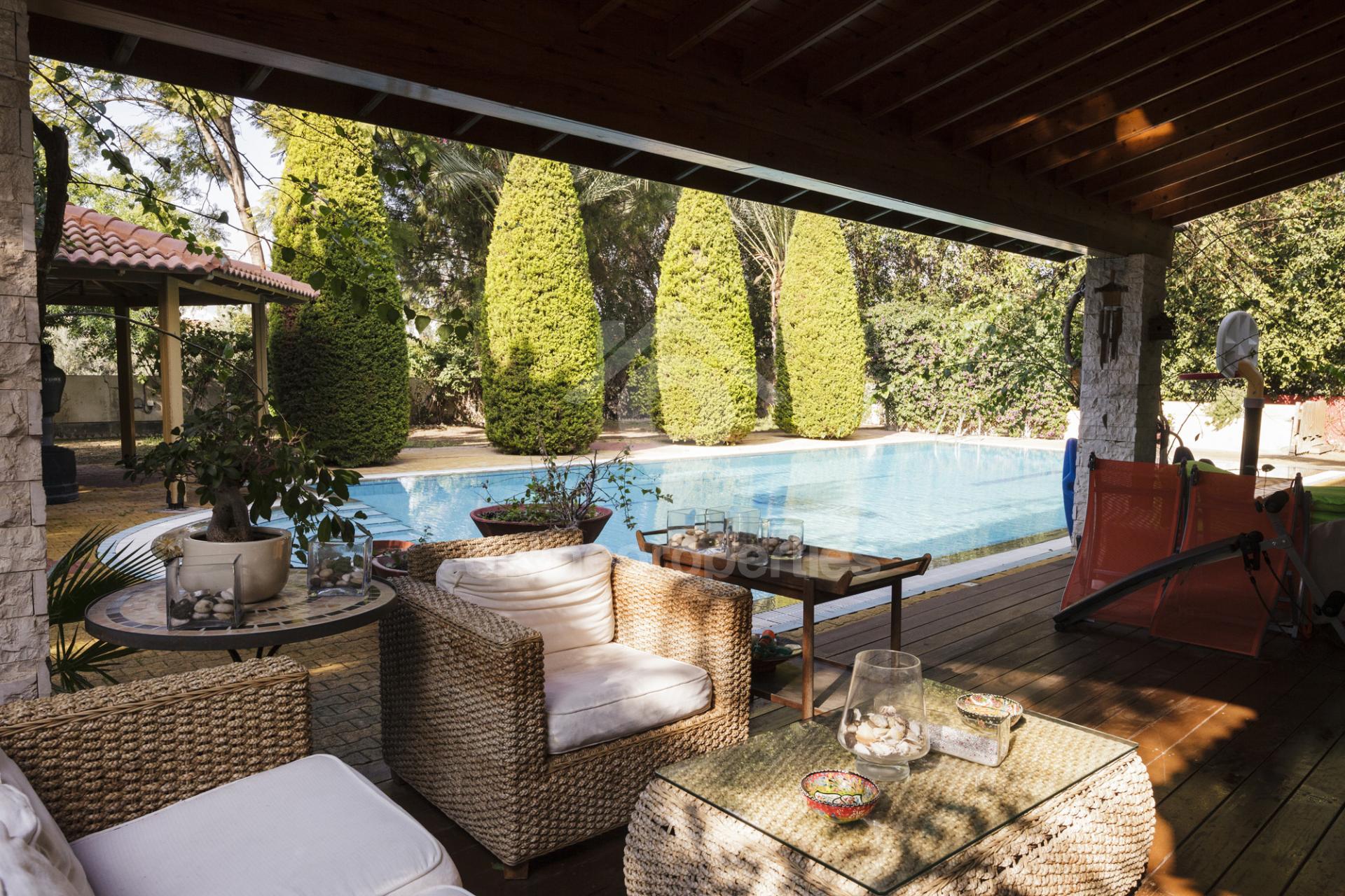 To change image, hover mouse over thumbnails below