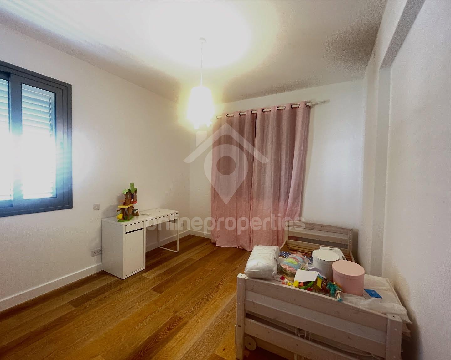 To change image, hover mouse over thumbnails below