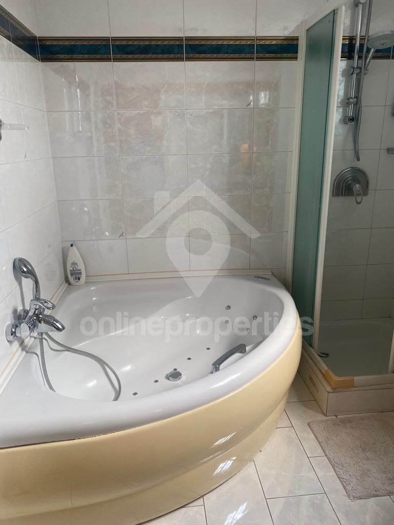 To change image, hover mouse over thumbnails below