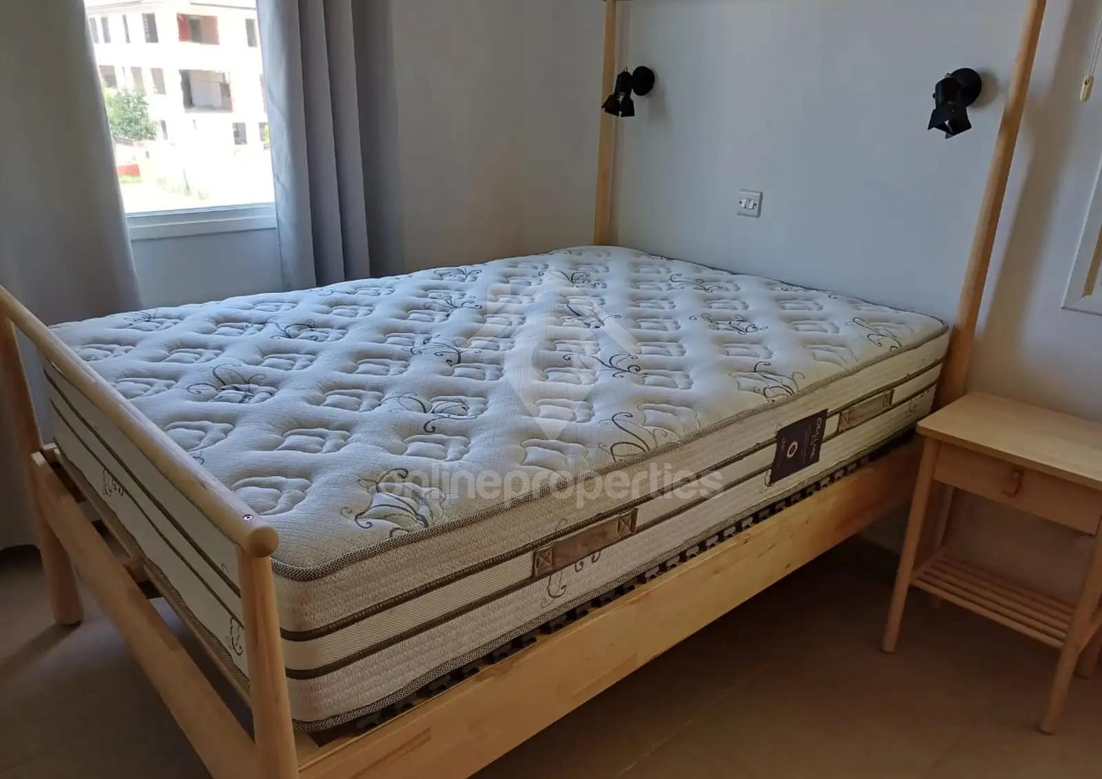 To change image, hover mouse over thumbnails below