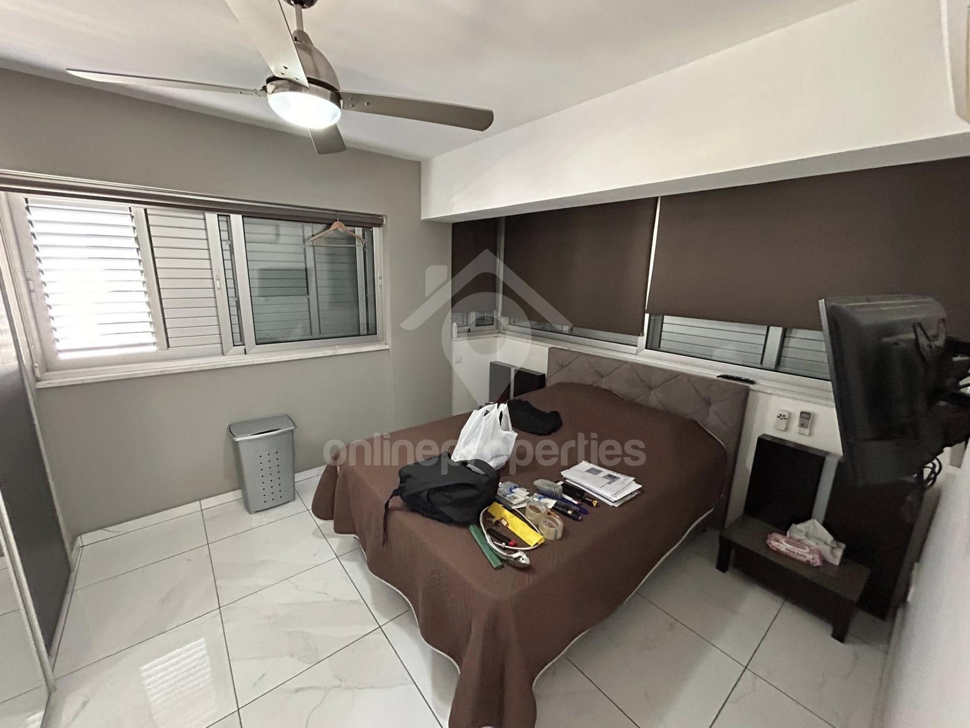 To change image, hover mouse over thumbnails below