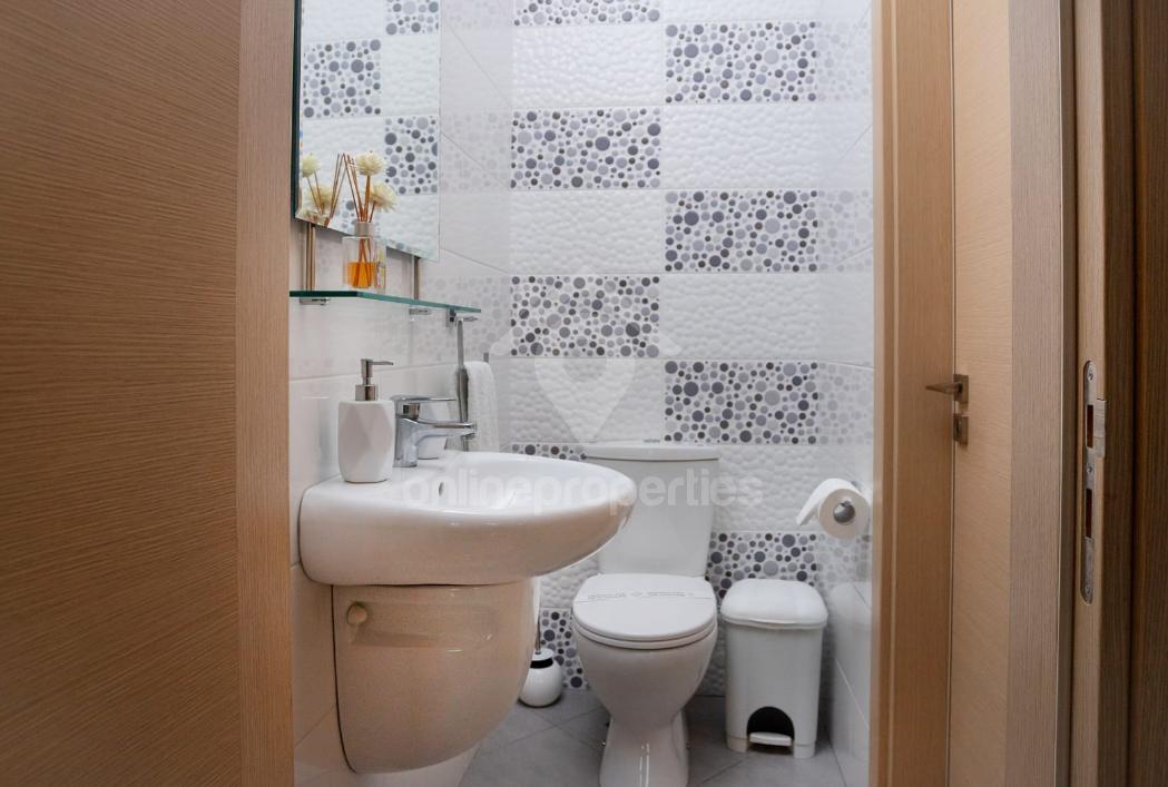 To change image, hover mouse over thumbnails below