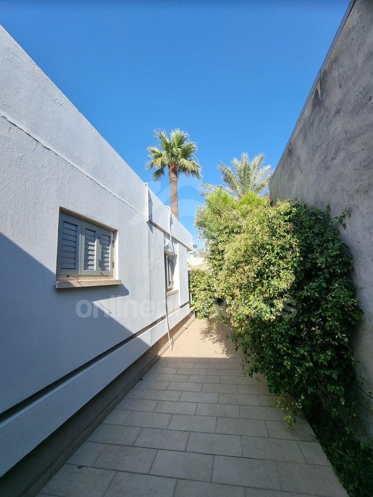 To change image, hover mouse over thumbnails below