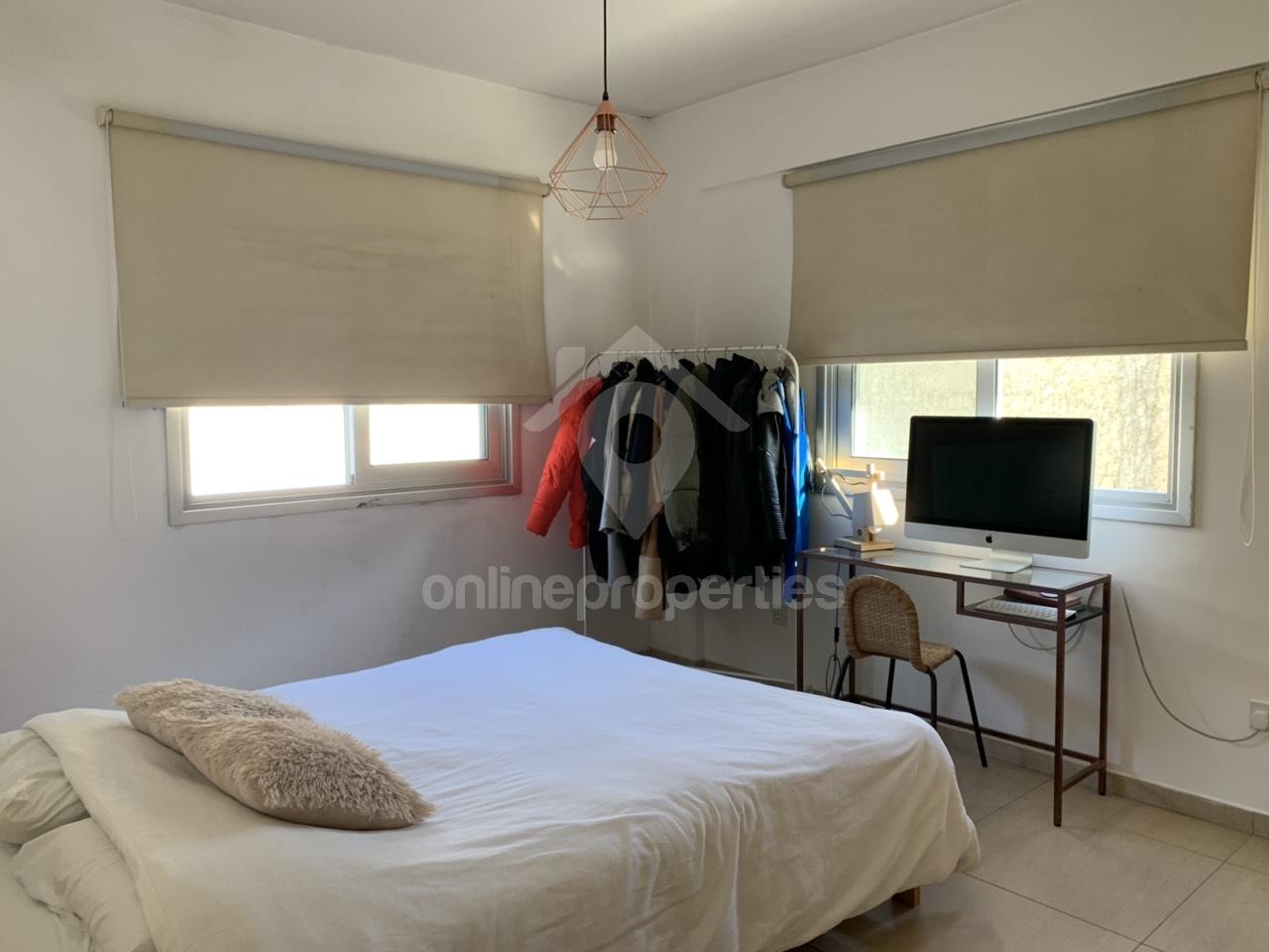 To change image, hover mouse over thumbnails below