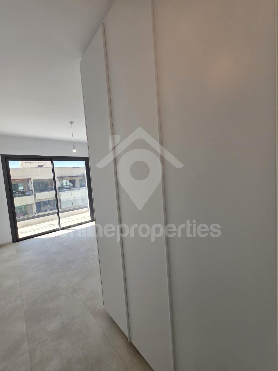 To change image, hover mouse over thumbnails below