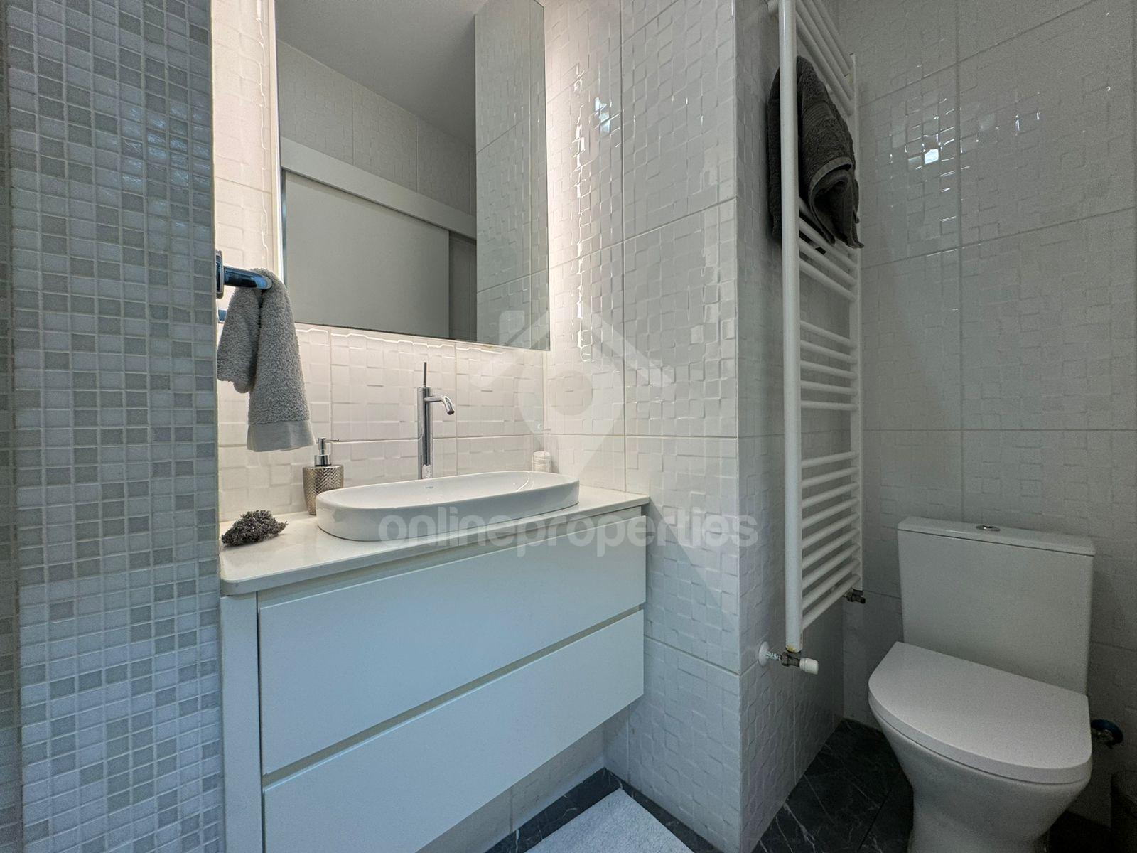 To change image, hover mouse over thumbnails below