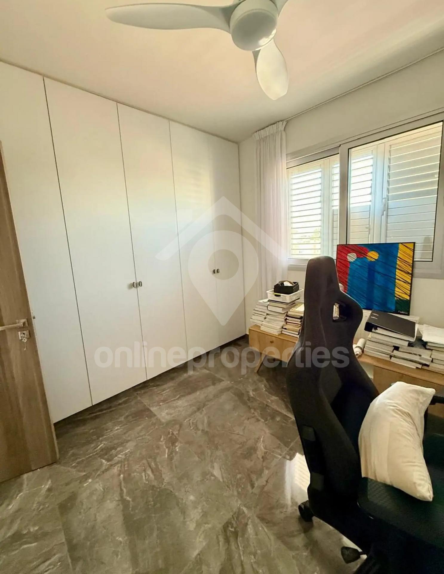 To change image, hover mouse over thumbnails below