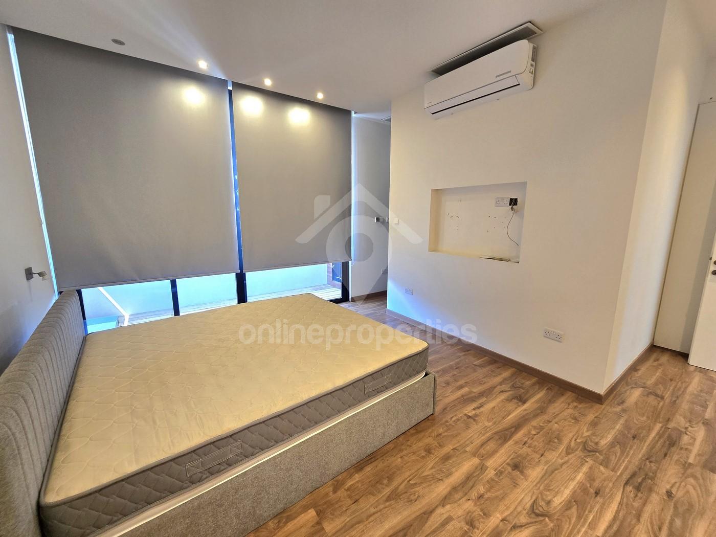 To change image, hover mouse over thumbnails below