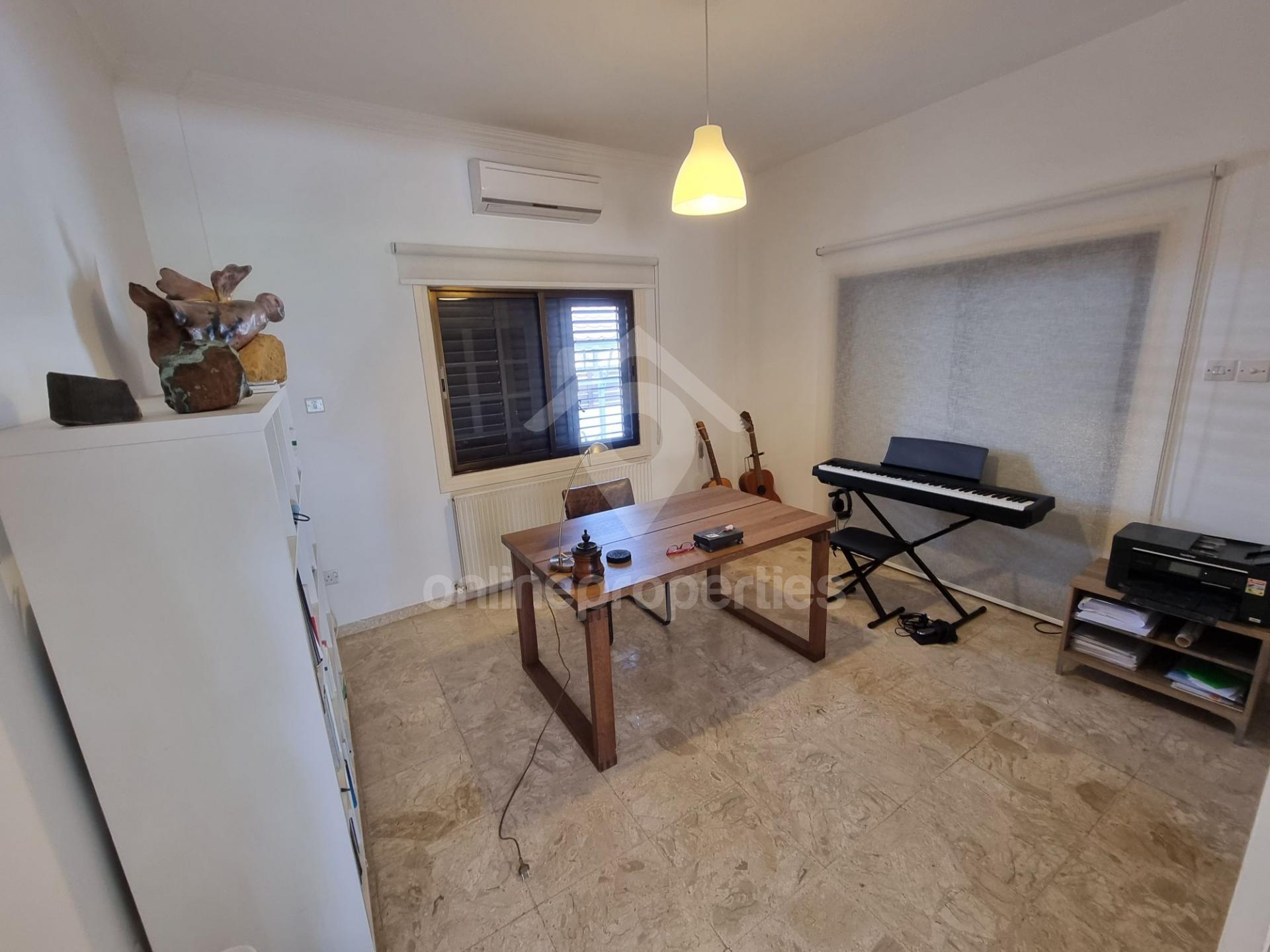 To change image, hover mouse over thumbnails below