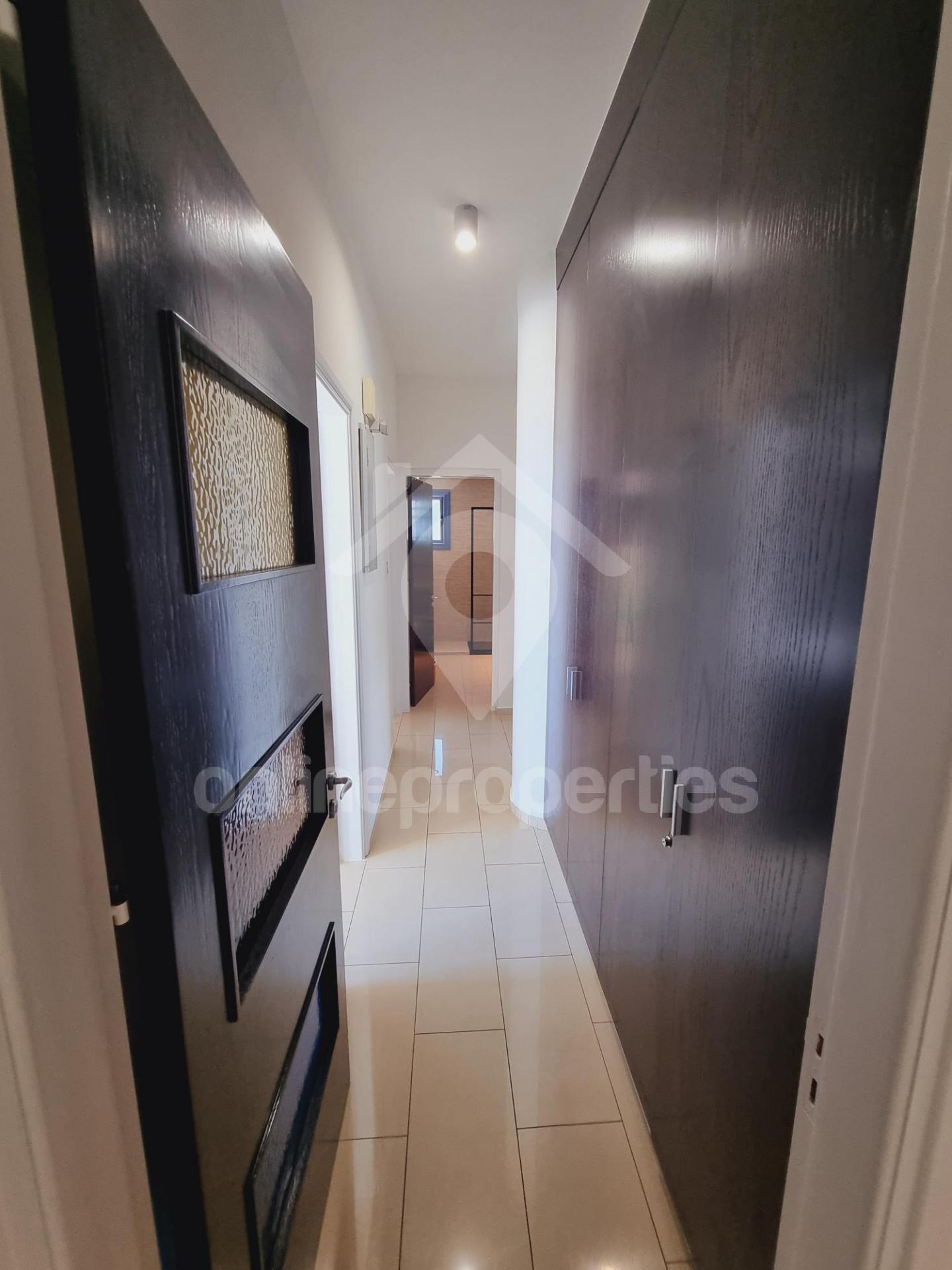 To change image, hover mouse over thumbnails below