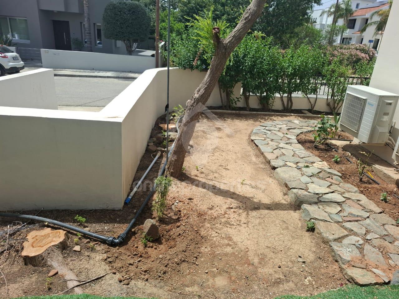 To change image, hover mouse over thumbnails below