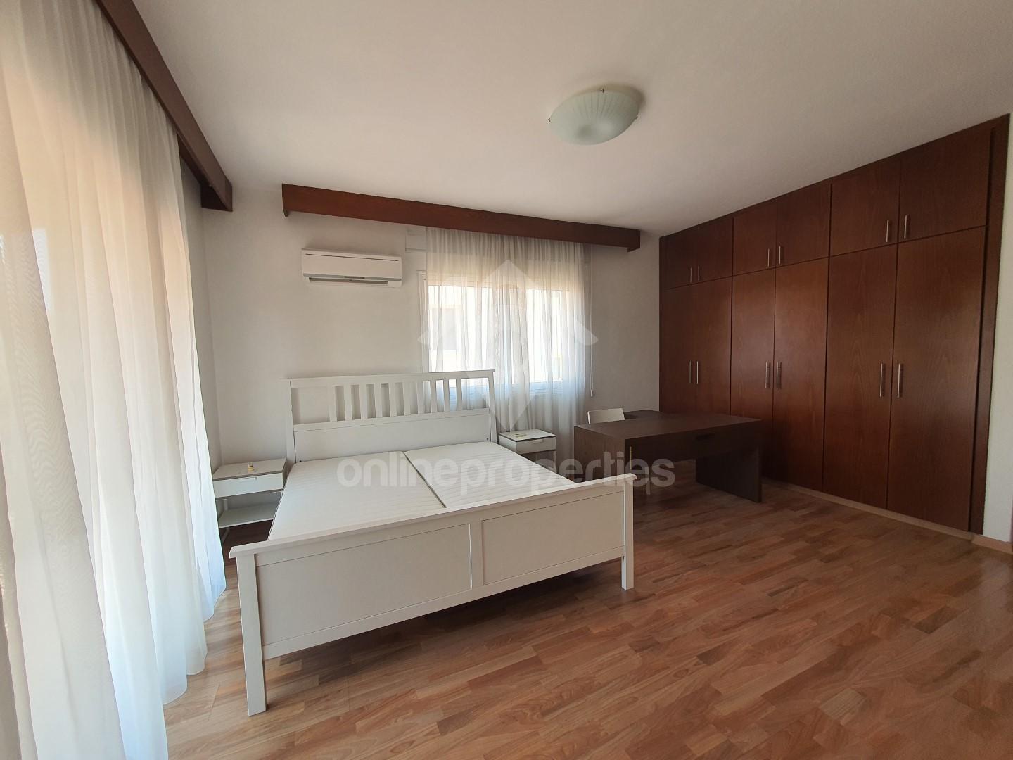 To change image, hover mouse over thumbnails below