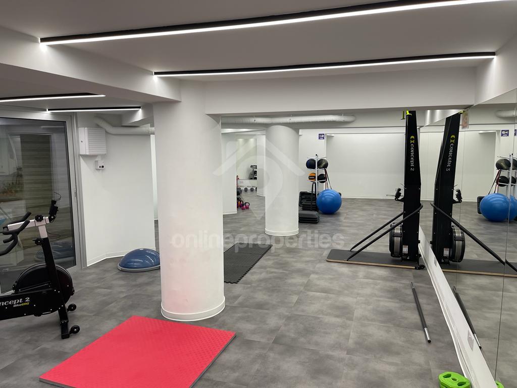 To change image, hover mouse over thumbnails below