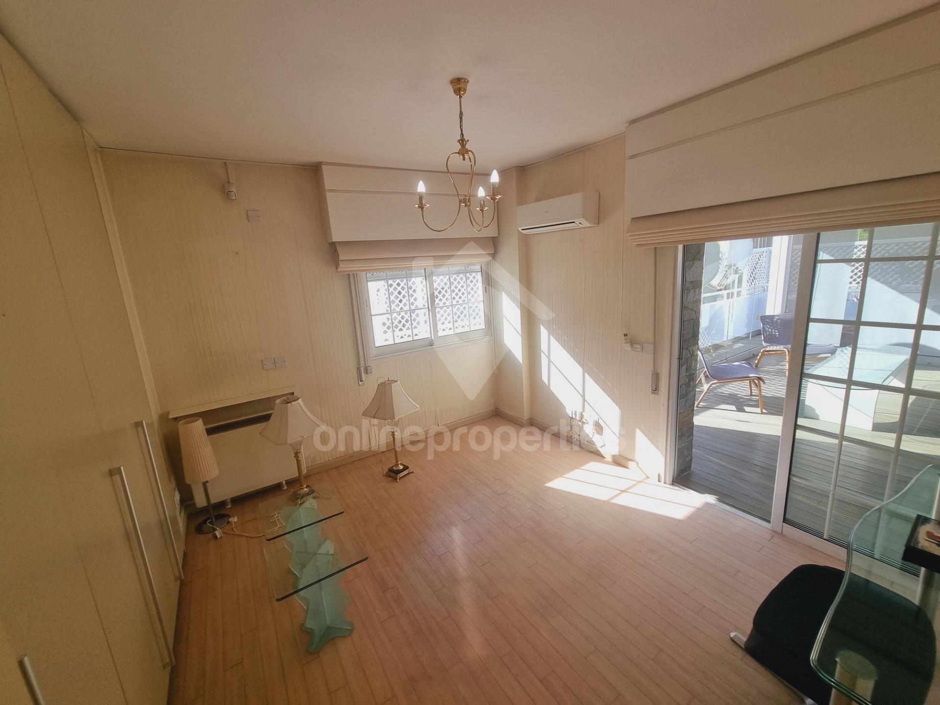 To change image, hover mouse over thumbnails below