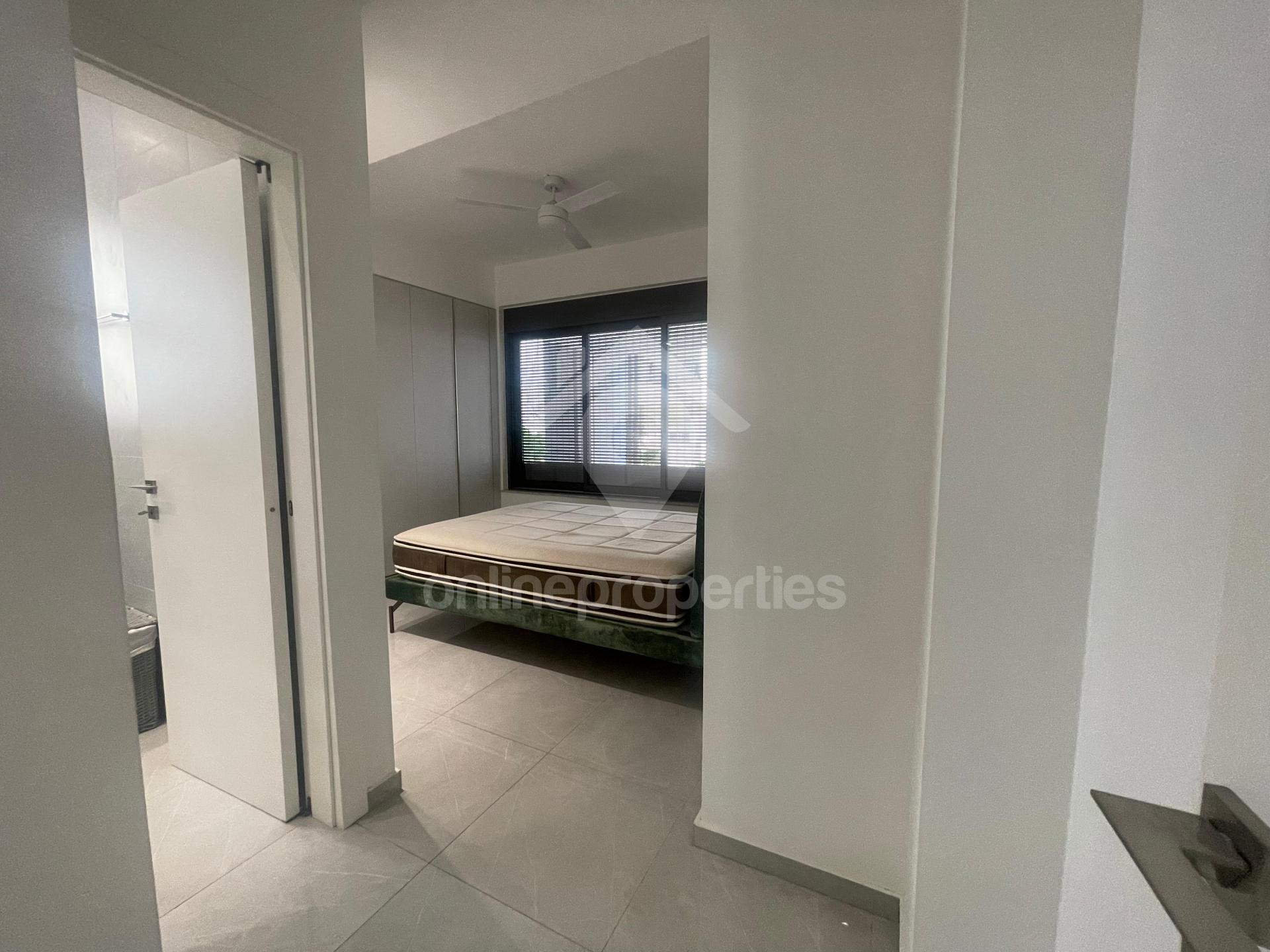 To change image, hover mouse over thumbnails below